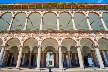 Milans Ca Granda Üniversitesi Cortile d 'Onore (Onur Avlusu) tarihi atari salonu, İtalya