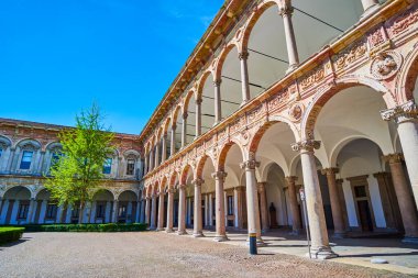 Milans Ca Granda Üniversitesi Cortile d 'Onore (Onur Avlusu) tarihi atari salonu, İtalya