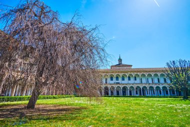 Cortile d Onore (Onur Avlusu) Milans Ca Granda Üniversitesi kompleksinin ana avlusu, İtalya