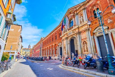 Milano Üniversitesi 'nin ana girişi Via Festa del Perdono' ya dönük ve scooter park yeri, İtalya