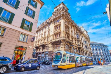 MILAN, ITALY - 08 Nisan 2022: 8 Nisan 'da İtalya' nın Milano kentinde Corso di Porta Romana 'daki Palazzo Meroni üzerinde tramvay yolculuğu