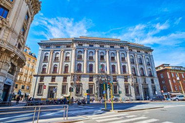 MILAN, ITALY - 08 Nisan 2022: 8 Nisan 'da İtalya' nın Milano kentinde bulunan Piazza Giuseppe Missori 'yi hareketlendirmek amacıyla genel amaçlı tarihi Neoklasik bina