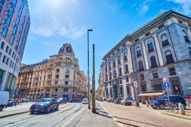 MILAN, ITALY - 08 Nisan 2022: 8 Nisan 'da İtalya' nın Milano kentinde Piazza Missori üzerinde tarihi binalar