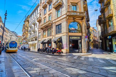 MILAN, ITALY - 08 Nisan 2022: 8 Nisan 'da İtalya' nın Milano kentinde, çok sayıda mağazası ve mağazası olan hareketli alışveriş merkezi Torino üzerinden