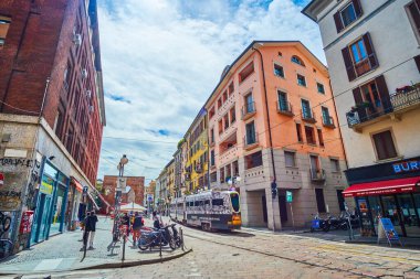 MILAN, İtalya - 08 Nisan 2022: Corso di Porta Ticinese alışveriş caddesi boyunca 8 Nisan 'da İtalya' nın Milano kentinde dolaşın