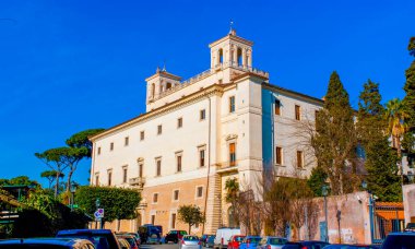 Pincian Hill, Roma, İtalya 'daki Borghese bahçelerindeki Villa Medici Sarayı cephesi