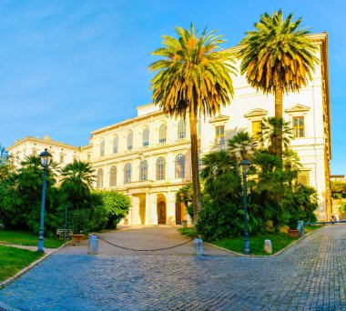 Barberini Sarayı ve yüksek palmiyeli bahçeleri, Roma, İtalya