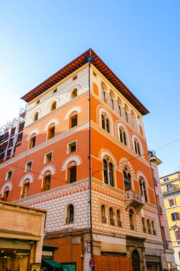 İtalya, Roma 'daki Via Nazionale ve Via Agostino Depretis kavşağındaki manzaralı, tarihi, çok katlı bina.