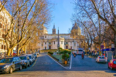 Santa Maria Dergisi 'nin Apse tarafı ve İtalya' nın Piazza dell 'Esquilino bölgesindeki Obelisco Esquilino.