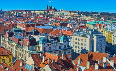 Stare Mesto 'daki ortaçağ kasaba evlerinin kırmızı çatıları ve Ufuktaki St. Vitus Katedrali Eski Şehir Salonu saat kulesi, Prag, Çek Cumhuriyeti