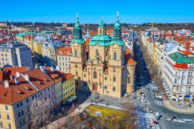 Tarihi St. Nicholas Kilisesi 'nin güzel cephesi, Eski Kasaba Meydanı' nda yer almakta ve Çek Cumhuriyeti Prag 'daki Old Town Hall' un kulesinden mükemmel bir şekilde görülmektedir.