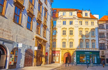 PRAG, CZECHIA - 8 Mart 2022: Stare Mesto of Prag, Çek Cumhuriyeti 'ndeki Melantrichova Caddesi' ndeki tarihi konutlar