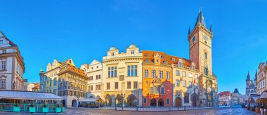 Tarihi konak evleri, açık hava yemekleri, Minute 'deki ortaçağ evi, uzun saat kulesi ve Prag Orloj (astronomik saat), Prag, Çek Cumhuriyeti