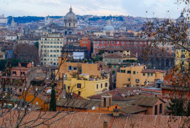 İtalya 'nın Janiculum Tepesi' nin tepesinden Roma 'nın eski evleri manzaralı.