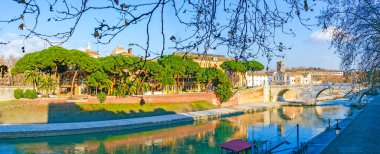 Ponte Cestio köprüsü olan Tiber Nehri Panoraması, Roma, İtalya