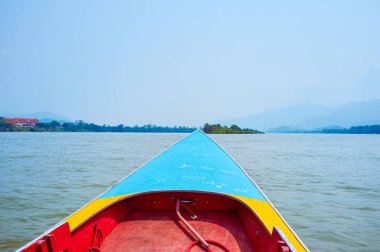 Tayland, Laos ve Myanmar, Ban Sop Ruak arasında Mekong nehri boyunca yapılacak tekne gezisi.