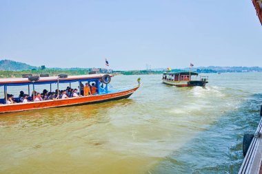 BAN SOP RUAK, THAILAND - 10 Mayıs 2019: Altın Üçgen bölgesindeki Mekong nehrinde turistli tekne, 10 Mayıs 'ta Ban Sop Ruak' ta