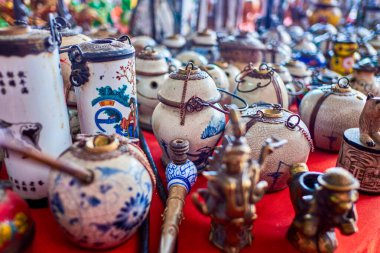 Donsao Market, Laos 'ta tezgahta duran geleneksel Asya seramik afyon borularının çeşitliliği.