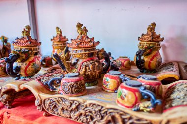 Donsao Market, Laos 'ta bir tezgahta güzel oyulmuş seramik çay setleri.