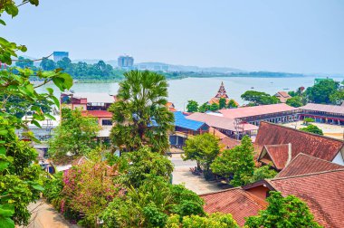 Ban Sop Ruak köyünün çatılarına ve Tayland 'daki tepeden Mekong nehrinin Laos kıyısına bakın.
