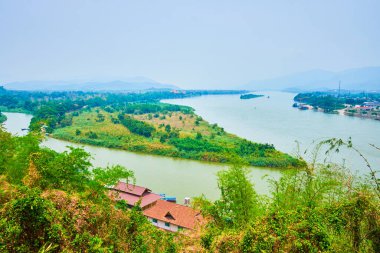 Tayland 'ın Mekong ve Ruak nehirlerindeki Tayland, Laos ve Myanmar' ın buluşma noktalarını görmek için Ban Sop Ruak 'taki Altın Üçgen' i ziyaret edin..