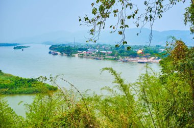 Tayland 'ın Mekong ve Ruak nehirlerindeki Tayland, Laos ve Myanmar' ın buluşma noktalarını görmek için Ban Sop Ruak 'taki Altın Üçgen' i ziyaret edin..