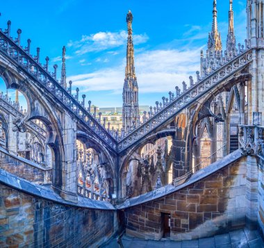 İtalya 'nın Milano Katedrali' nin çatısında Gotik tarzda uçan payandalar oyulmuş.