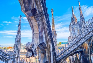 Milan Katedrali, karmaşık heykeller, süslü kuleler ve ince detaylı oymalarla süslenmiş, mimari ihtişamıyla sergilenen Gotik bir başyapıt, İtalya