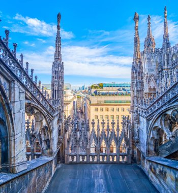 Milano Katedrali 'nin Gotik payandalarından alışveriş merkezlerine ve İtalya' nın uzak finans bölgesine bakan manzara.