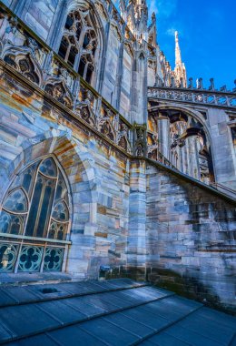 İtalya 'nın Milano Katedrali' nin çatısında taş çerçeveli Gotik tarzı pencere görülüyor.