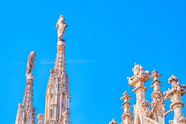 Milan Katedrali 'nin çatısı sayısız aziz, melek ve dini figürlerle süslenmiştir. Her biri detaylara özenle işlenmiş İtalya' dır.