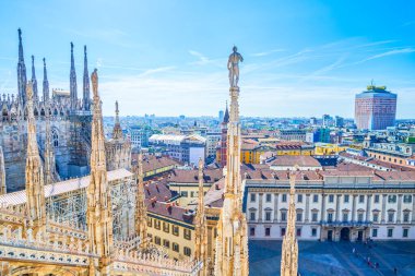 İtalya 'daki Milan Katedrali' nin kuleleri üzerinden Reale di Milano Sarayı ve Torre Velasca kulesine bakın.