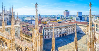 İtalya 'daki Milan Katedrali' nin kuleleri üzerinden Reale di Milano Sarayı ve Torre Velasca kulesine bakın.