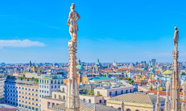 Milan Katedrali 'nin çatısı sayısız aziz, melek ve dini figürlerle süslenmiştir. Her biri detaylara özenle işlenmiş İtalya' dır.