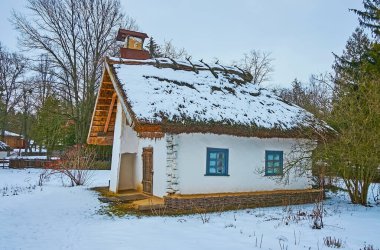 Ukrayna 'nın Pereiaslav Scansen kentindeki kerpiç ile kaplı ahşap dulun evi.