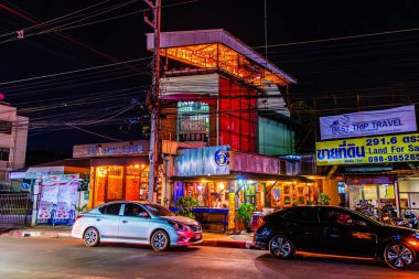 CHIANG RAI - 10 Mayıs 2019: 10 Mayıs 'ta Chiang Rai, Tayland' da restoranın gece aydınlanması