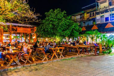 CHIANG RAI, THAILAND - 10 Mayıs 2019: 10 Mayıs 'ta Chiang Rai' de, açık hava yemek alanı olan restoran