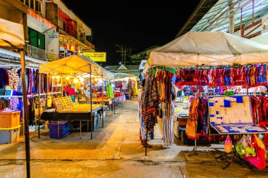 CHIANG RAI, THAILAND - 10 Mayıs 2019 'da Chiang Rai Gece Pazarı' nın sokağı, bir sürü tezgah ve mağaza ile dolu, 10 Mayıs 'ta Chiang Rai' de çeşitli ürünler sunuldu.