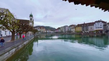 Lucerne Old Town ile Bahnhofstrasse, Cizvit Kilisesi ve Reuss Nehri 'nin karşı kıyısındaki tarihi konutlar, İsviçre
