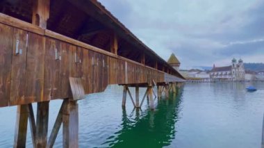 Kapellbrucke (Şapel Köprüsü), Reuss Nehri ve Cizvit Kilisesi Rathausquai seti, Lucerne, İsviçre