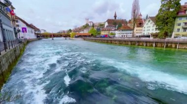 Arka planda Needle Barajı (Reuss-Nadelwehr) ve ortaçağ ahşap Spreuerbrucke (Spreuer Köprüsü) 'nden (Spreuer Köprüsü) hızla akan şehir manzarası, Lucerne, İsviçre