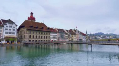 Kapellbrucke Köprüsü, Rathaussteg Köprüsü, Rathaussteg Köprüsü, Rathausturm saat kulesi ve İsviçre 'nin Reuss Nehri' nin karşı kıyısındaki tarihi evleri olan eski Lucerne Panoraması.