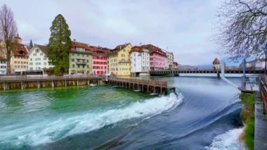 Reuss Nehri Panoraması, Reuss-Nadelwehr (Needle Barajı) ve ortaçağ ahşabı Spreuerbrucke (Spreuer Köprüsü) ile Maria auf der Reuss Köprüsü ve Mannliturm kulesi arka planda, Lucerne, İsviçre