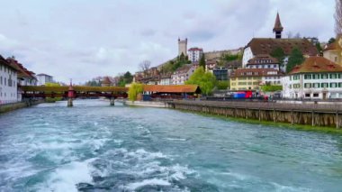Lucerne ve Reuss Nehri 'nin tarihi mimarisi, Needle Barajı' ndan (Reuss-Nadelwehr), ortaçağ ahşap Spreuerbrucke (Spreuer Köprüsü), Maria auf der Reuss Köprüsü Şapeli ve İsviçre 'nin Eski Kalesi Mannliturm Kulesi' nden hızla akmaktadır.