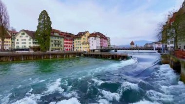 Reuss Nehri 'nin gök mavisi suları, Reuss-Nadelwehr (İğne Barajı), çevresindeki eski Lucerne' nin ortaçağ kasabaları ve arka plandaki Wasserturm (Su Kulesi), İsviçre
