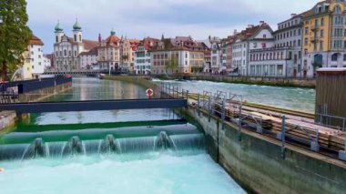 Cizvit Kilisesi, eski kasaba evleri ve küçük Muhlenplatz nehir suyu fabrikası (Kleinwasserkraftwerk Muhlenplatz) ile Reuss Nehri, Lucerne, İsviçre