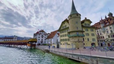 Tarihi köşkleri olan Reuss Nehri Panoraması, Wasserturm (Su Kulesi), Lucerne, İsviçre ile kaplı ahşap Kapellbrucke köprüsü