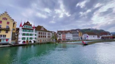 Tarihi evler panoraması, Reuss Nehri, Reuss-Nadelwehr (Needle Barajı) ve Spreuerbrucke (Spreuer Köprüsü), Lucerne, İsviçre
