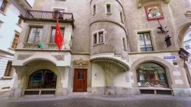 Alte Suidtersche Apotheke 'nin (Eski Eczane) duvarda, Hofbahnstrasse Caddesi, Lucerne, İsviçre' de inşa edilmiş, farklı şekilli pencereleri ve kulesi olan ortaçağ Gotik cephesi.