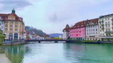 Cizvit Kilisesi, Rathausturm Kulesi (Rathaus) ve İsviçre 'nin Reuss Nehri' nden Kapellbrucke (Chapel Köprüsü) panoramik ortaçağ şehir manzarasının keyfini çıkarın.